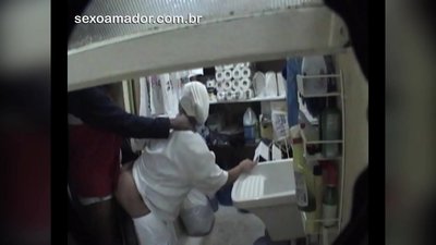 Motoboy berhubungan seks dengan wanita pembersih di restoran di antara pengiriman